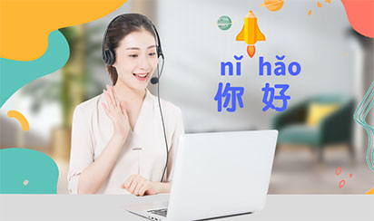 女老师戴着耳机进行在线中文教学