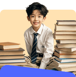 手里拿着中文书的小男孩